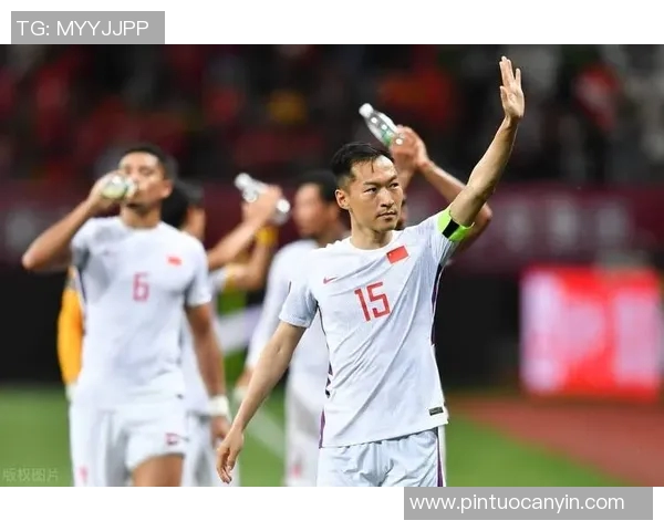 足球明星赛吴曦领衔出战展现球技魅力引发球迷热烈追捧